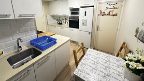 コーヒー / ティーメーカー、冷蔵庫、電子レンジ、コンロ