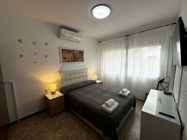 Dobbeltrom, delt bad | Strykejern/-brett og wi-fi (inkludert)