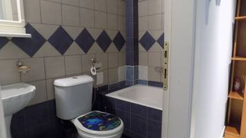 A bathroom with a toilet, sink, and bathtub.