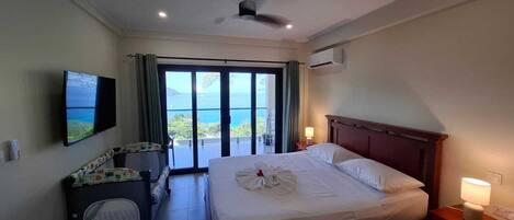 Apartemen, pemandangan laut | 1 kamar tidur, brankas, tirai kedap cahaya, dan setrika/meja setrika