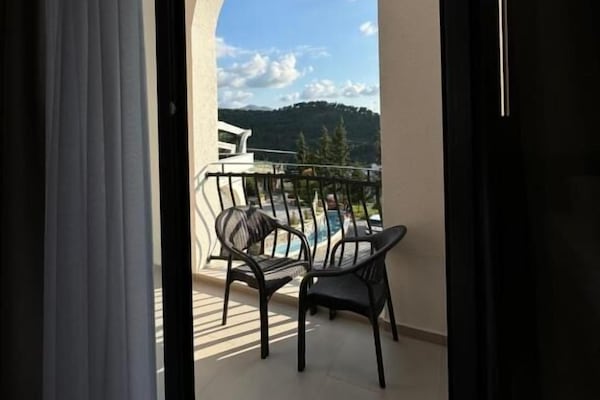 Habitación Deluxe con 1 cama matrimonial o 2 individuales, balcón, vista a la montaña | Wifi gratis