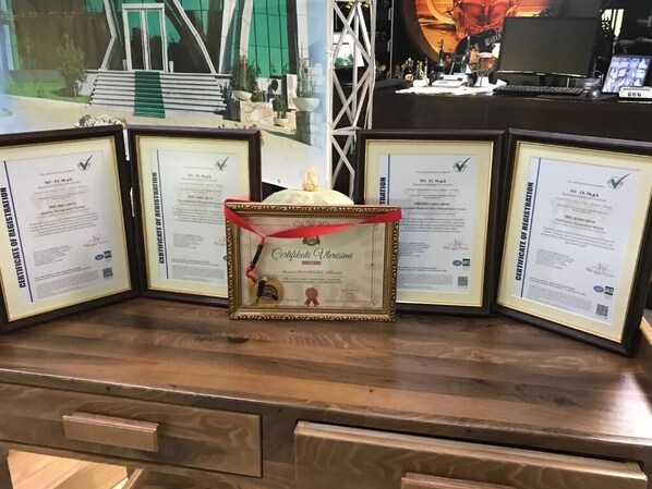 Rahmengenannte Zertifikate auf einer Holztresen.