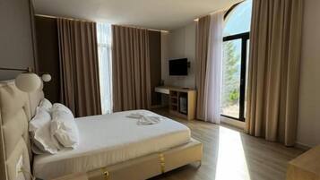 Habitació doble o amb dos llits individuals Deluxe, balcó, vistes a la muntanya | Wifi gratuïta