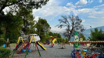 Tempat bermain anak - outdoor