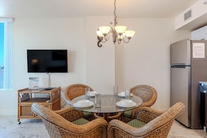 Dining - ☀️Stunning Gulf Views-Lover's Key #806☀️ (Fort Myers Beach)