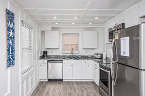 Fridge, microwave, oven, stovetop - Blue Sea Horse Cottage (North Myrtle Beach)