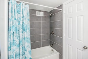 Bathroom - Blue Sea Horse Cottage (North Myrtle Beach)