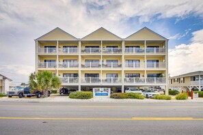A three-story motel with balconies and a sign indicating 'Grosse Pointe.' - 2 BR condo w/ pool, Ocean Blvd (North Myrtle Beach)