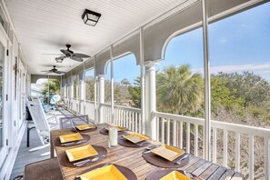 Outdoor dining - Luxury Home w/ Hottub & Elevator 1Block from Beach (North Myrtle Beach)