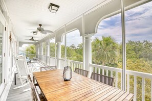 Outdoor dining - Luxury Home w/ Hottub & Elevator 1Block from Beach (North Myrtle Beach)