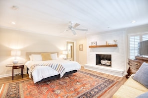 Room - Luxury Home w/ Hottub & Elevator 1Block from Beach (North Myrtle Beach)