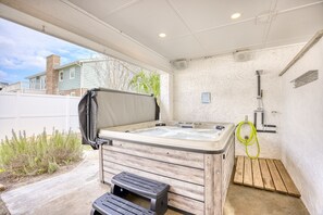 Outdoor spa tub - Seaside Magnolia (North Myrtle Beach)