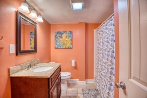 Bathroom - 9BR Oceanfront Home with Pool/Hottub/Gameroom (North Myrtle Beach)
