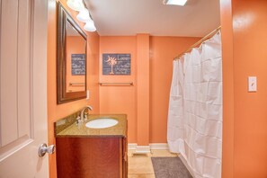 Bathroom - 9BR Oceanfront Home with Pool/Hottub/Gameroom (North Myrtle Beach)