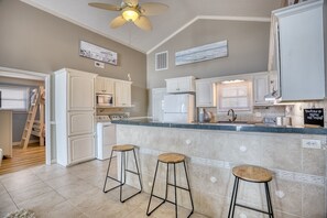 Private kitchen - OceanFront/Sleeps 14/Cherry Grove/Golfcart/Hottub (North Myrtle Beach)