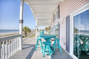 Outdoor dining - Hanky Panky Oceanfront w/hot tub (North Myrtle Beach)