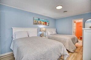Room - OceanFront/Sleeps 14/Cherry Grove/Golfcart/Hottub (North Myrtle Beach)
