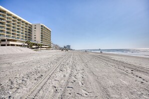 Beach - OceanFront/Sleeps 14/Cherry Grove/Golfcart/Hottub (North Myrtle Beach)
