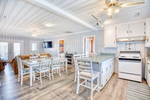 Interior - Twisted Tides 4 bedroom 1 block from sand (North Myrtle Beach)