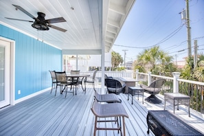 Outdoor dining - 4 BR House in Cherry Grove, 1 Block from beach (North Myrtle Beach)