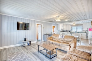 Living area - 4 BR House in Cherry Grove, 1 Block from beach (North Myrtle Beach)