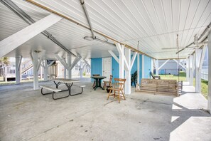 Outdoor dining - 4 BR House in Cherry Grove, 1 Block from beach (North Myrtle Beach)