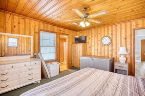 Room - 4 BR House in Cherry Grove, 1 Block from beach (North Myrtle Beach)