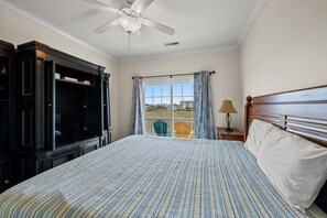 Room - 5BR Waterfront Home w/ Pool, hotub, & elevator (North Myrtle Beach)