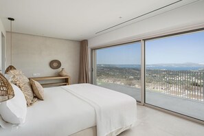 4 bedrooms, iron/ironing board, WiFi
