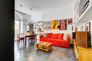 Apartment, 2 Bedrooms, Non Smoking, City View | Living area | 28-inch flat-screen TV with cable channels