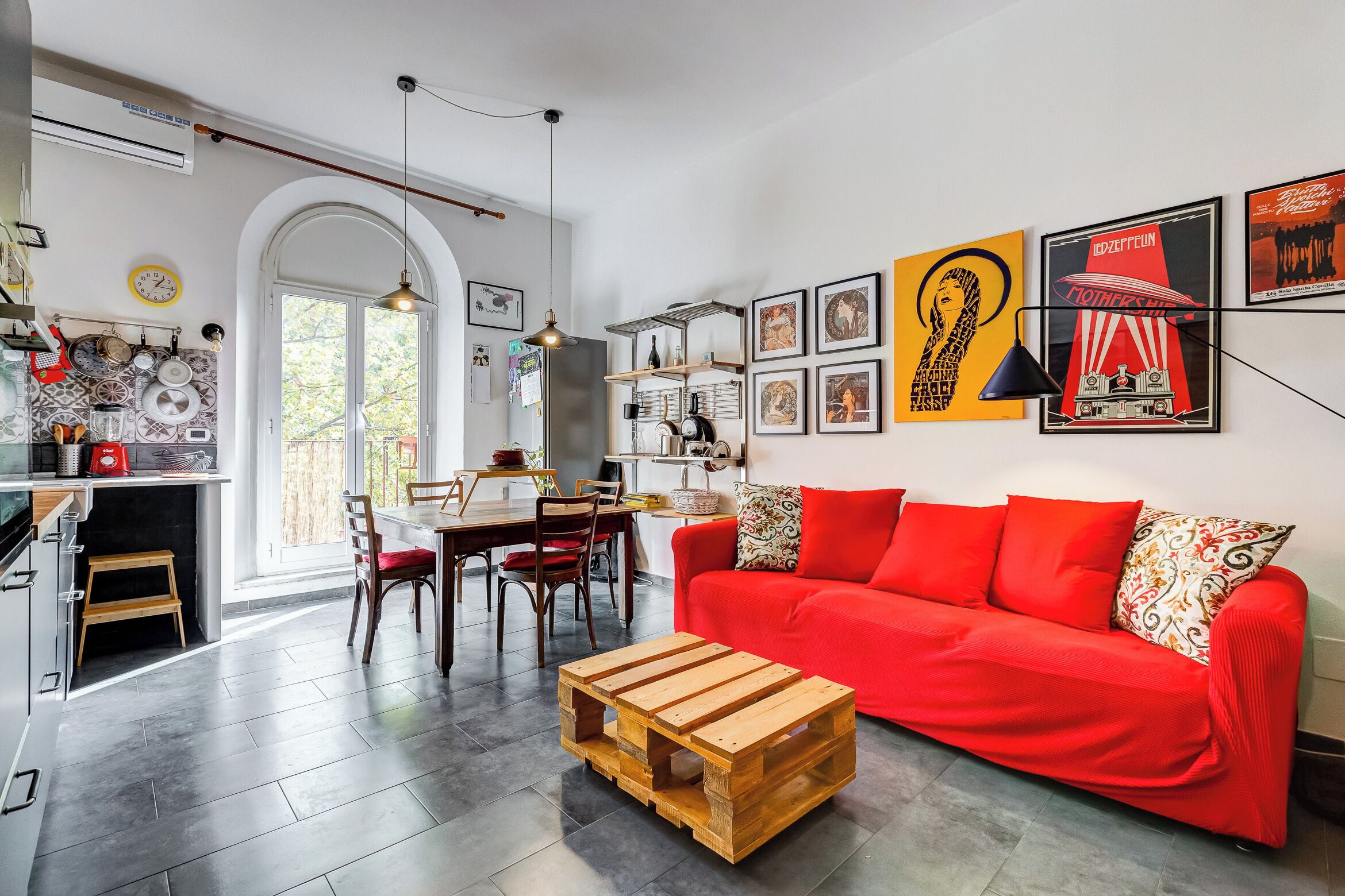 Appartement, 2 slaapkamers, niet-roken, uitzicht op de stad | Woonruimte | Een 28-inch flatscreentelevisie met kabelzenders