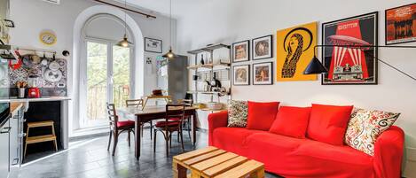 Appartement, 2 slaapkamers, niet-roken, uitzicht op de stad | Woonruimte | Een 28-inch flatscreentelevisie met kabelzenders