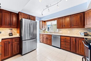 Fridge, microwave, oven, stovetop - Stunning 3 Bedroom with Beach Access! (Siesta Key)