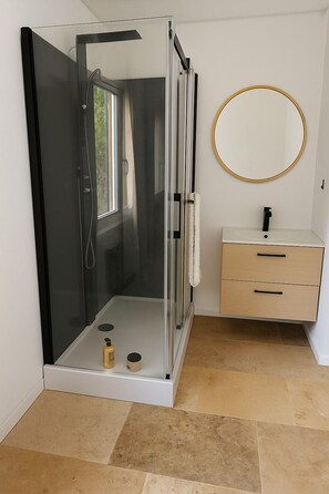 Een douche, een haardroger, handdoeken, zeep