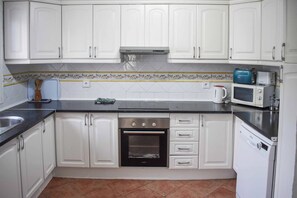 Fridge, microwave, oven, dishwasher - Villa Melger (Estepona)