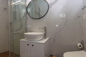 Shower, towels, toilet paper - Rustic Chic (Split)