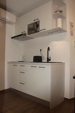 Estúdio clássico, para não fumantes, vista para a cidade | Cozinha americana privada