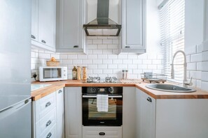 Refrigerador, microondas, horno y parrilla de estufa