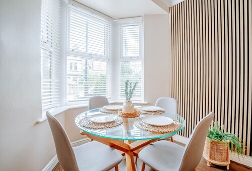 Stay Harrogate 3 Bed Holiday Home | Walk to Convention Centre | Parking