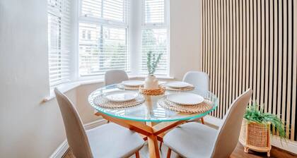 Stay Harrogate 3 Bed Holiday Home | Walk to Convention Centre | Parking