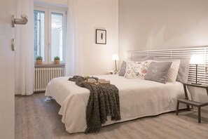 2 bedrooms, premium bedding, down duvets, iron/ironing board - Wonder View (Como)