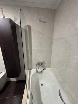 Hair dryer, bidet, towels, soap - Centrally located apartment in Sarria (Sarria)