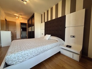 3 chambres, fer et planche à repasser, Wi-Fi, draps fournis