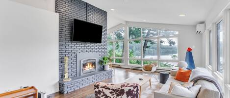 Smart TV, fireplace