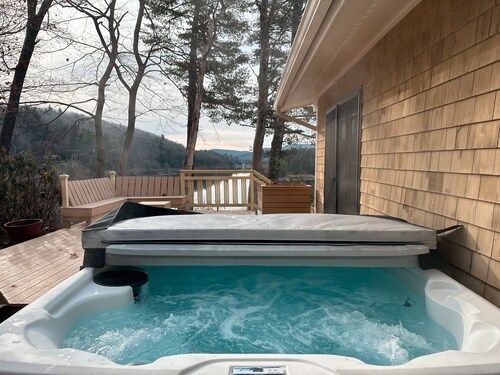 Lakeside Oasis with Hot Tub; 5 min to Ski Mountain!