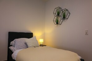 3 habitaciones, tabla de planchar con plancha, wifi y ropa de cama 