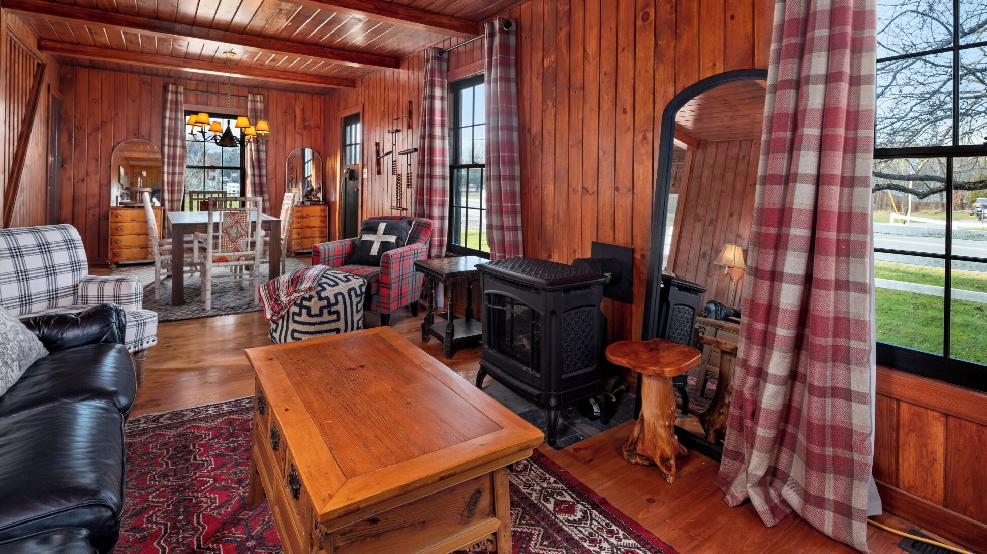 TV connectée, cheminée, livres