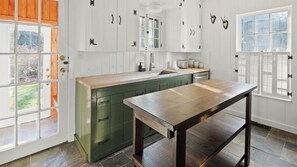 Fridge, microwave, oven, stovetop - NEW LISTING!! Charming home in STOWE VILLAGE steps to Trails, Dining & Adventure (Stowe)