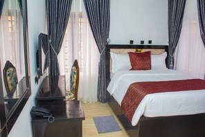 Rom – deluxe, byutsikt | Skrivebord, skrivebord for bærbar PC og wi-fi (inkludert)