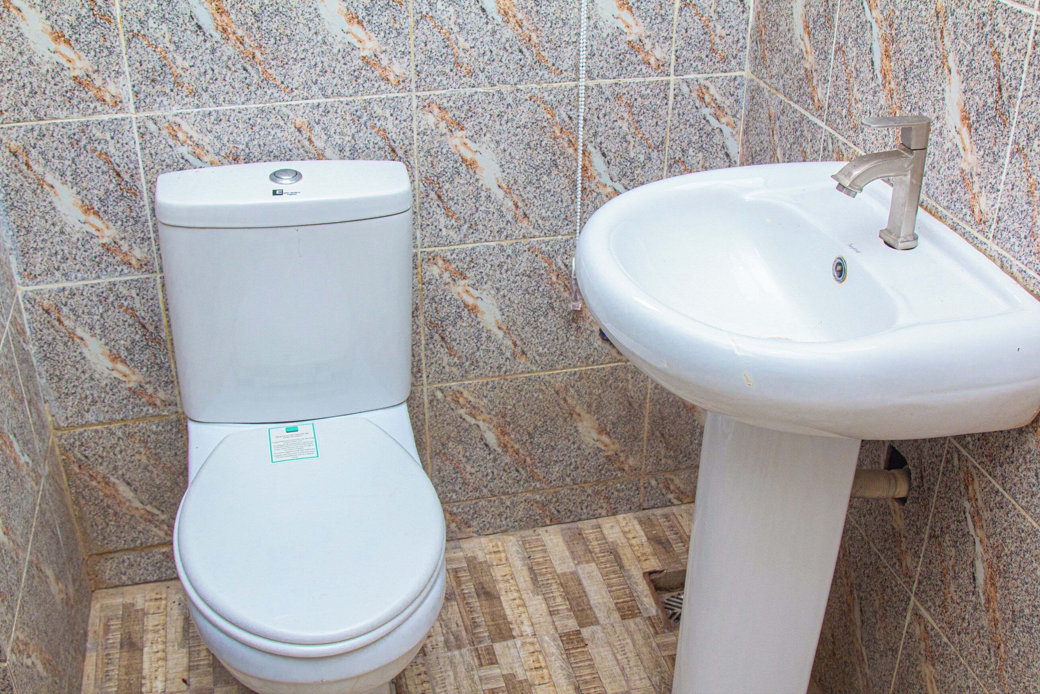 Ein Badezimmer mit Toilette und Waschbecken.